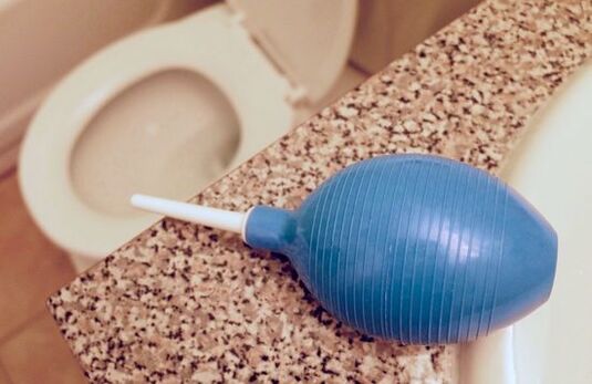 Clistere per rimuovere i parassiti dal corpo