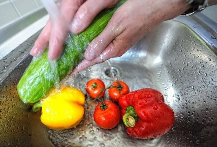 Per prevenire l’infezione parassitaria è necessario lavare le verdure prima di mangiarle.