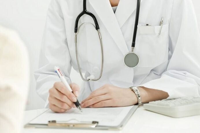 Un medico che tratta le infestazioni da elminti